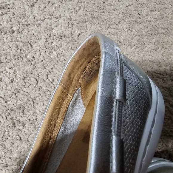 EUC Clarks Loafers - Picture 4 of 4